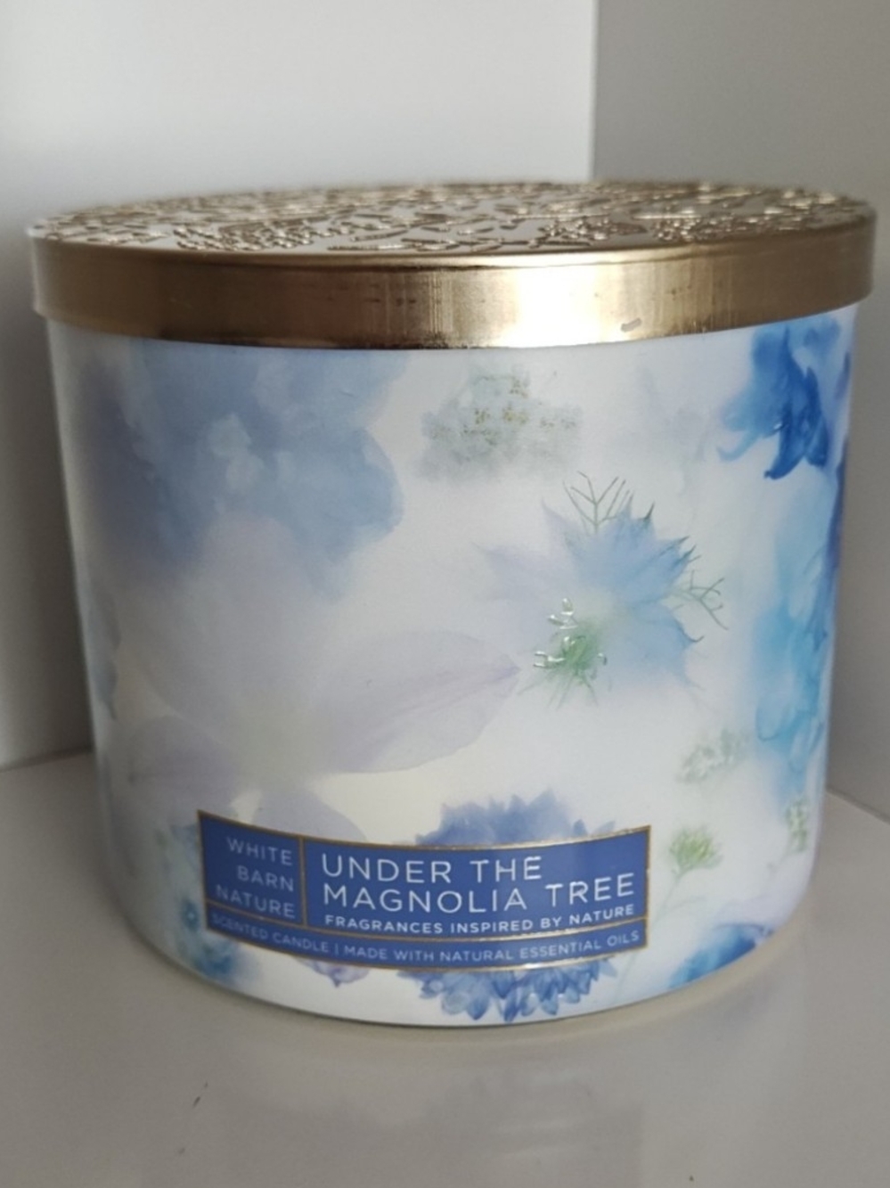 White Barn 'Under the Magnolia Tree' Scented Candle - New - Picture 1 of 2